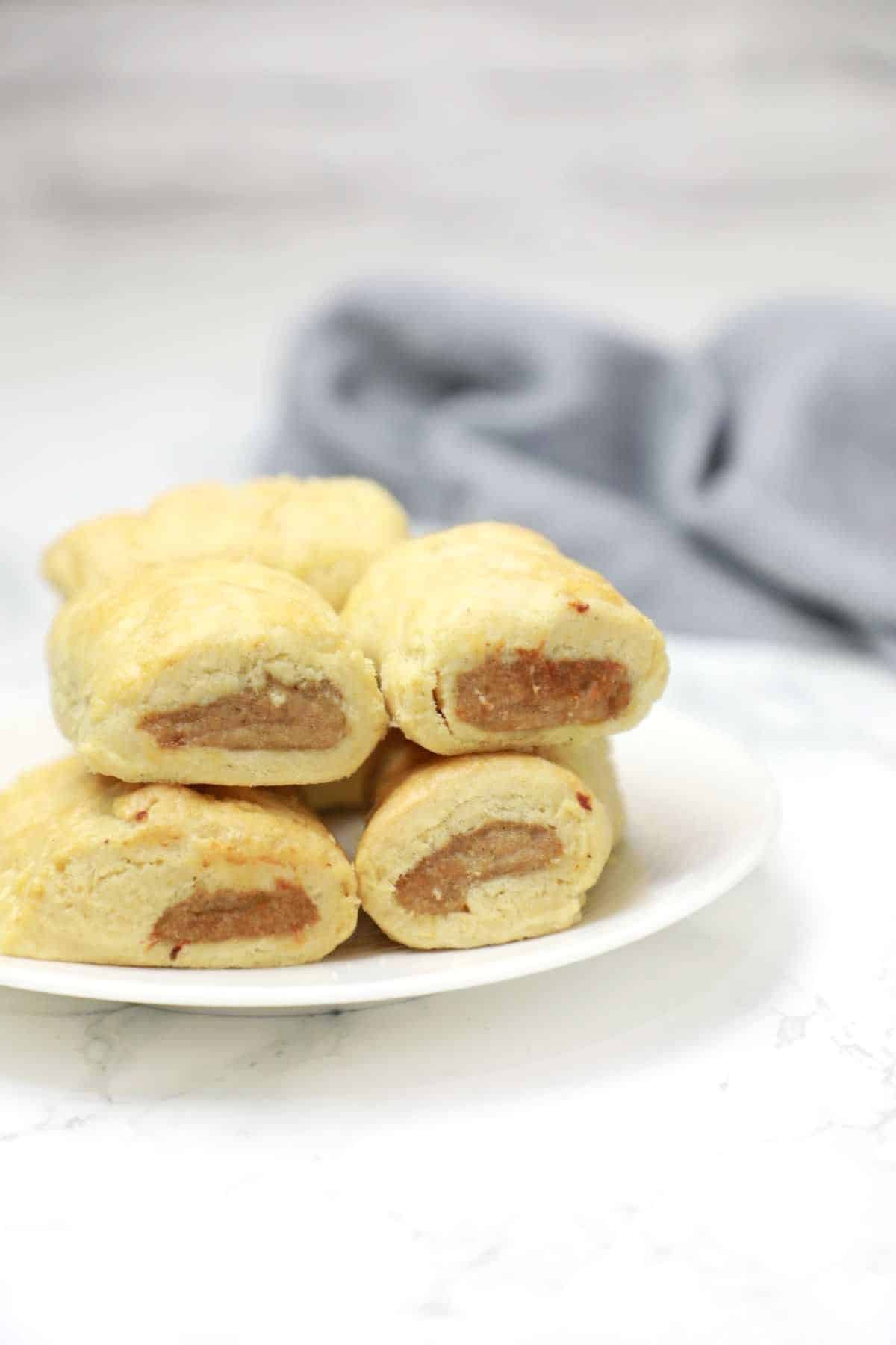 the cooked air fryer sausage rolls displayed on a plate.