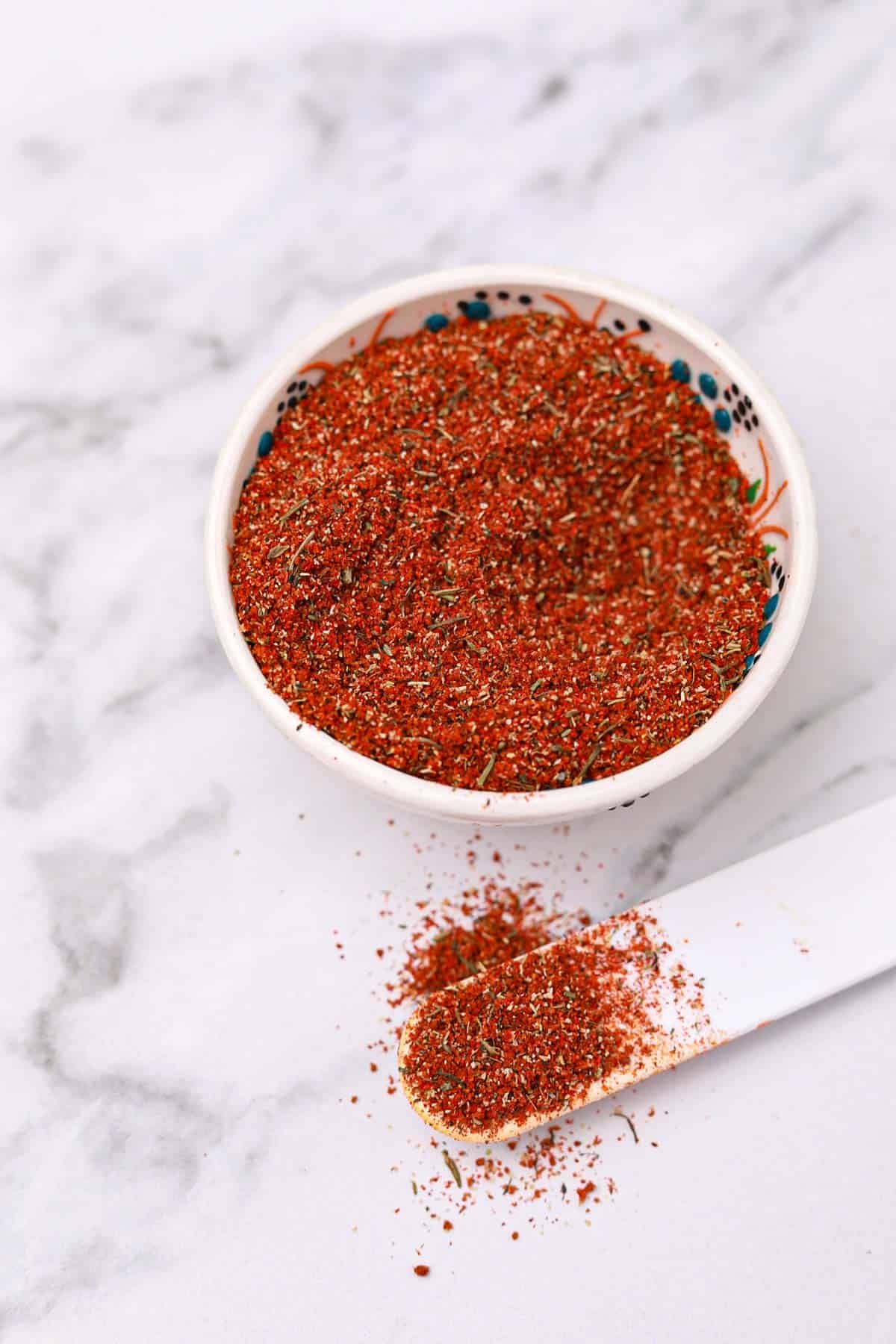the bbq rub for chicken in a bowl and in a teaspoon.